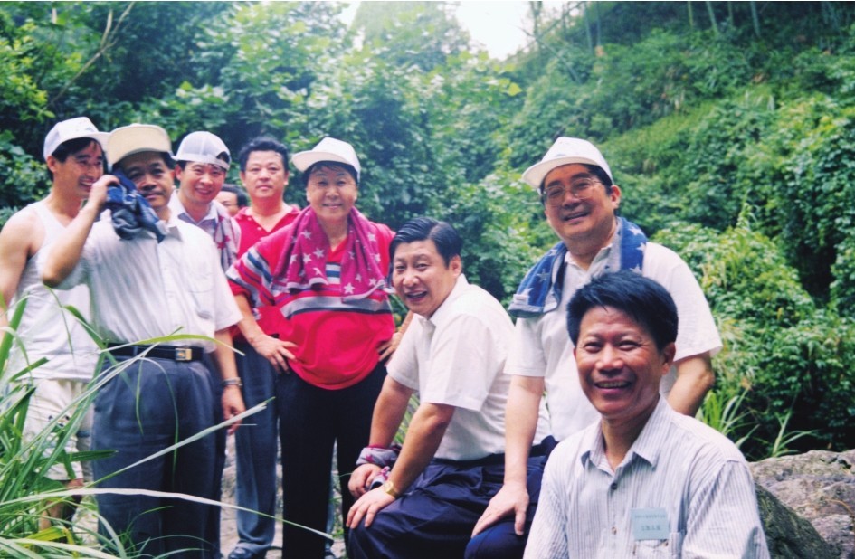 1999年6月，習(xí)近平在福州森林公園參加紀(jì)念毛主席“發(fā)展體育運動，增強人民體質(zhì)”題詞47周年登山健身活動。（圖片來源：《習(xí)近平在福建（下冊）》